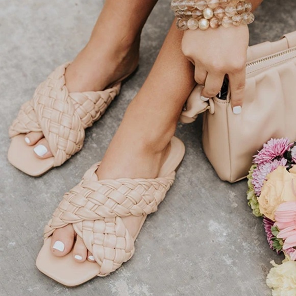 Qupid Shoes - Braided cross over sandal Nude